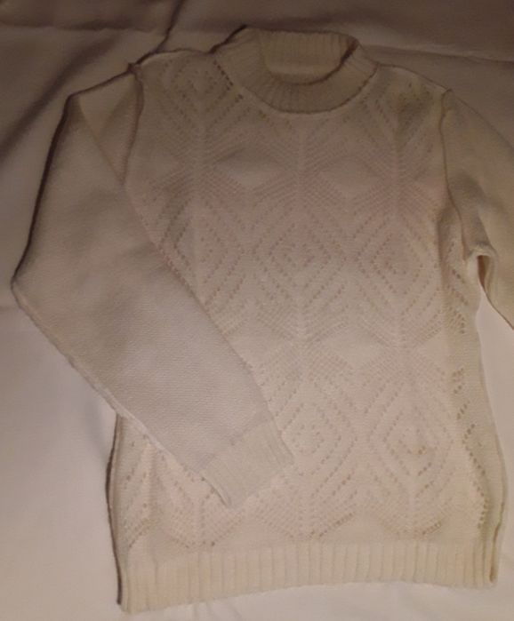 Camisola de malha tricô branca com manga comprida e decote redondo