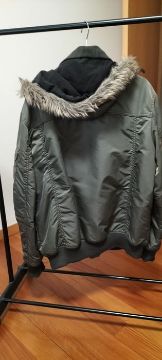 Blusão verde em bom estado