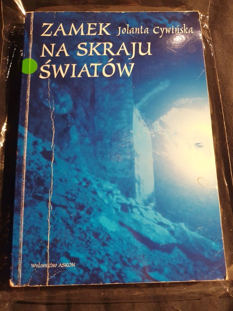 Książka "Zamek na skraju światów" Jolanta Cywińska mroczna literatura