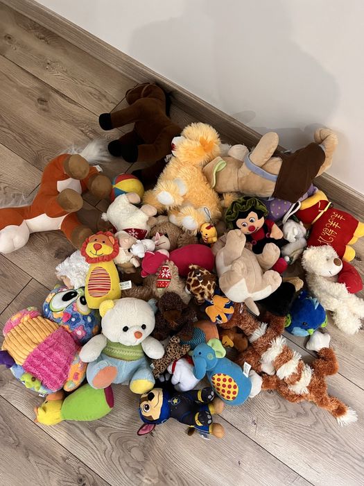 Мʼякі іграшки різні. Великі і маленькі.