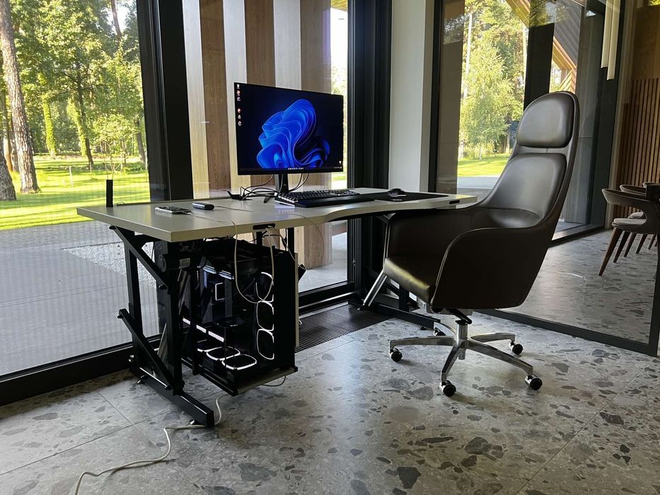 Стіл комп'ютерний регульований