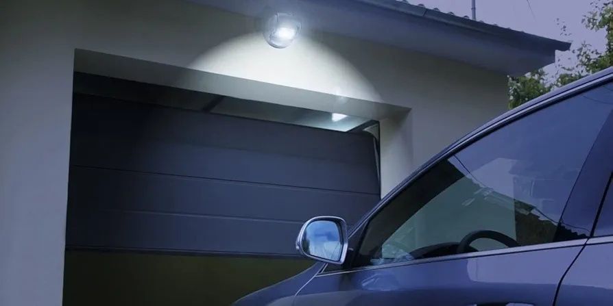 Вуличний ліхтар з датчиком руху