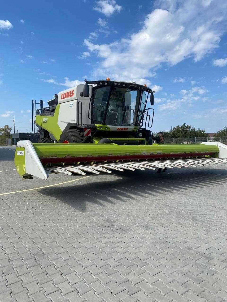 Зернозбиральний комбайн Claas Lexion 6800 з трьома жатками