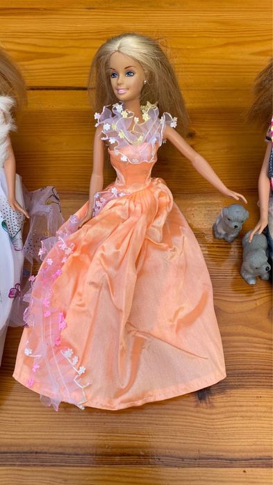 Lote de bonecas estilo Barbie com roupas e acessórios