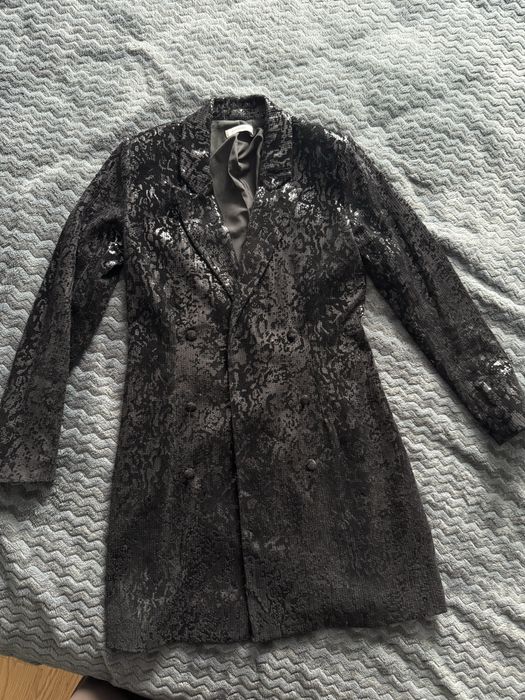 Сукня-піджак, яка переливається з блискітками