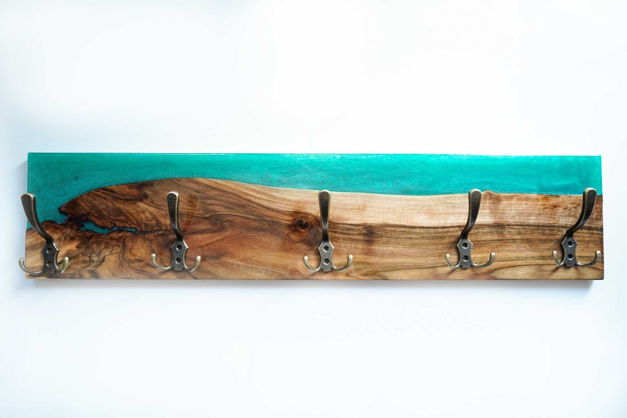 Piękny wieszak ścienny na ubrania loft z drewna i żywicy handmade