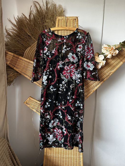 Dwurzedowa sukeinka z haftowanymi kwiatami m&s M