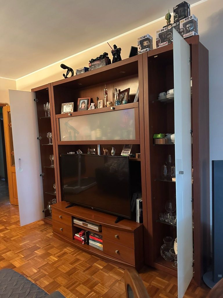 Móvel de sala em madeira com portas de vidro fosco