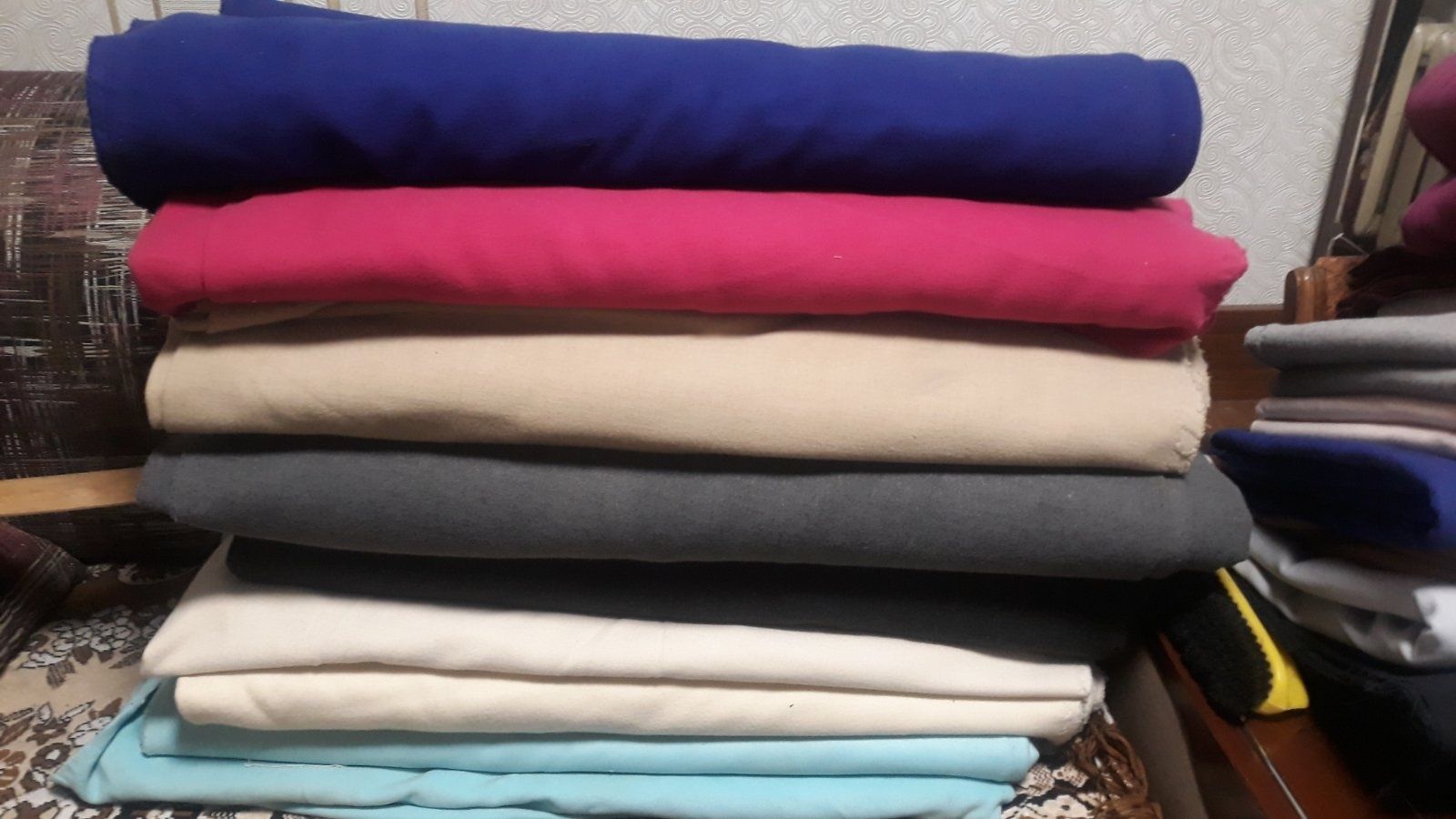 Ткани для пошива разных цветов