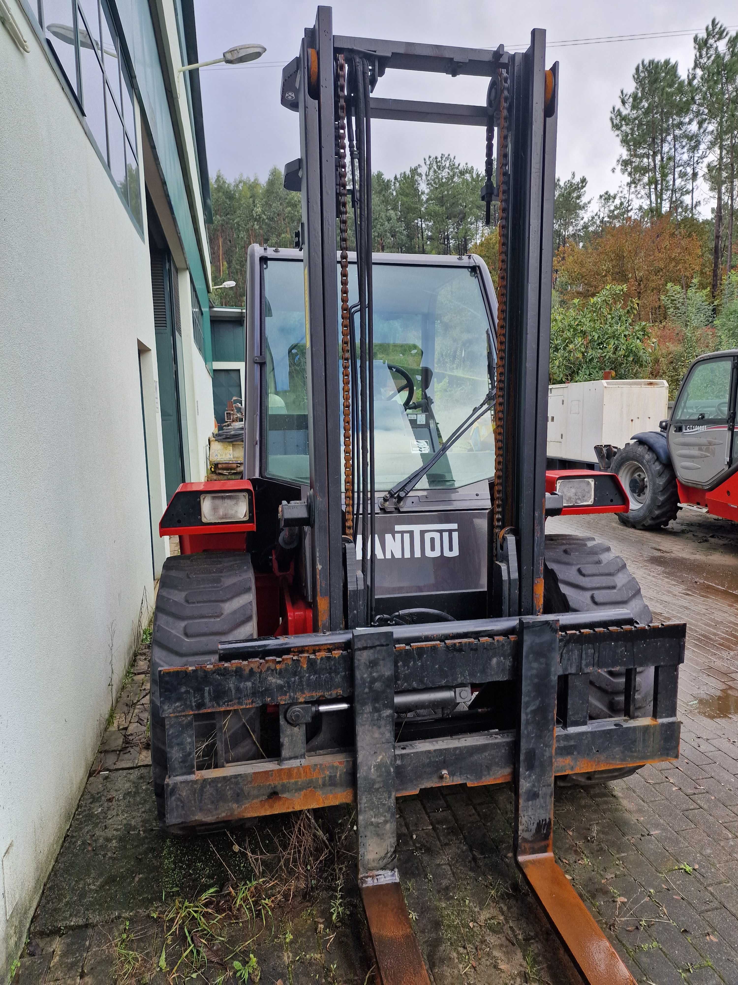 Manitou MC30 - Empilhador todo terreno