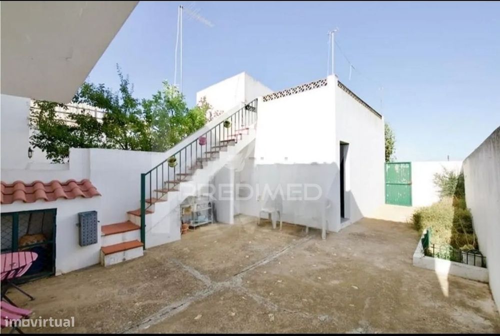 Moradia T3 com quintal e garagem totalmente renovada em Entradas, C...