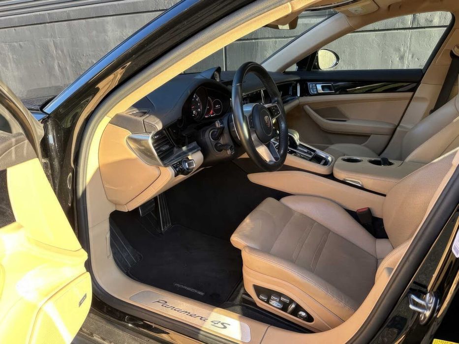 Porsche Panamera      2018