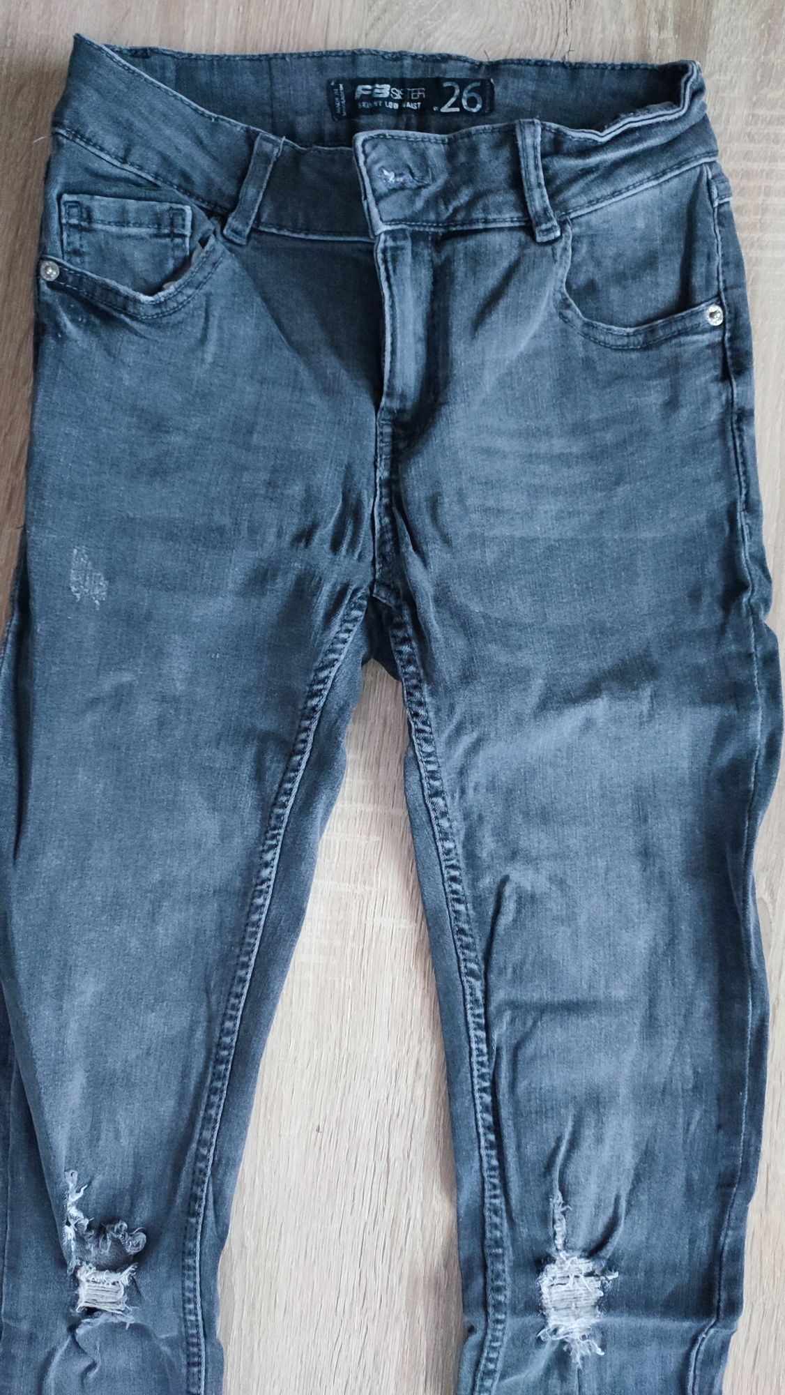 Ciemno szare jeansy z dziurami rozmiar 26 (mniejsze XS)