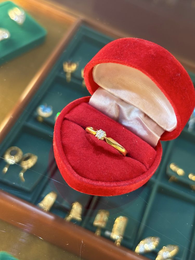 Złoty pierścionek z brylantem 0,14ct zaręczynowy
