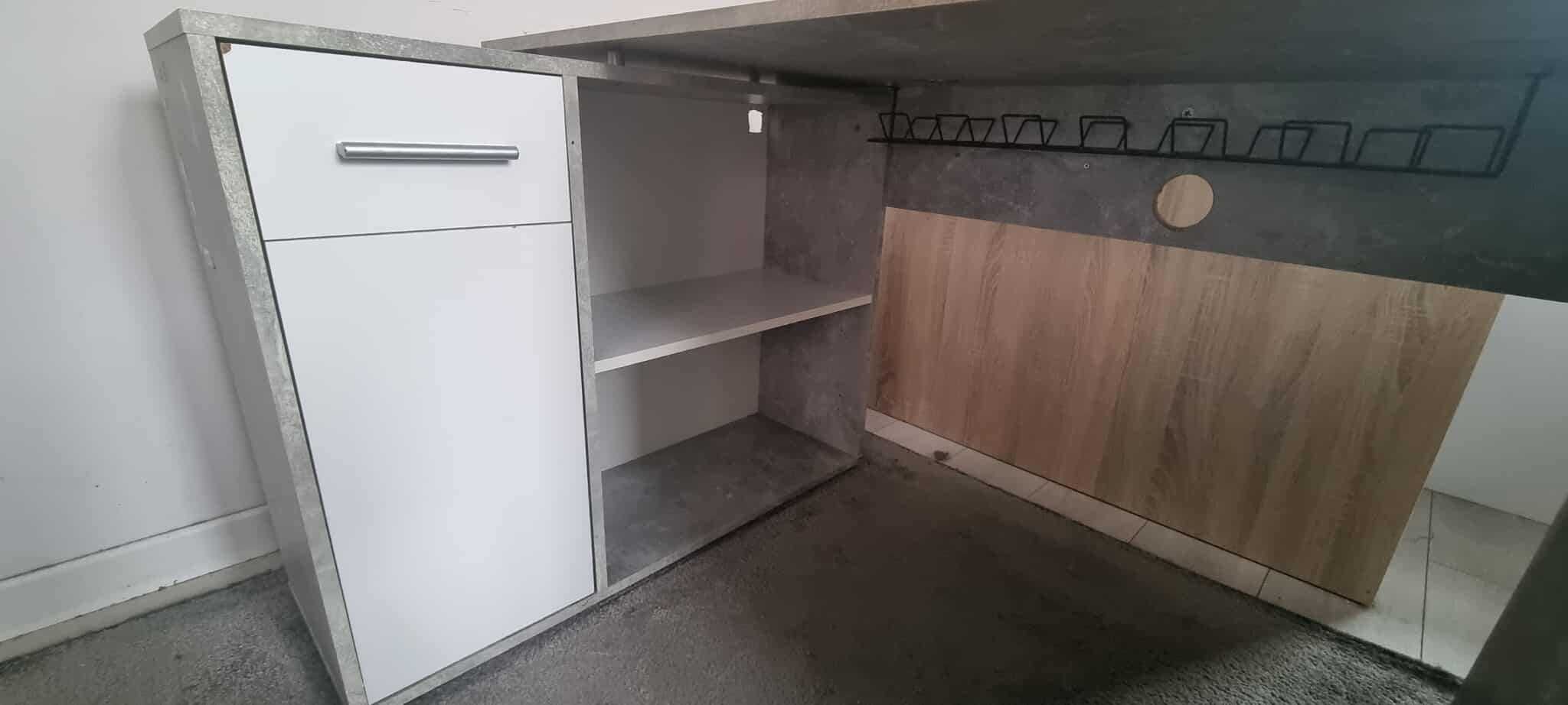 Biruko z szafką i półkami