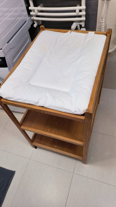 Przewijak drewniany z 2 półkami