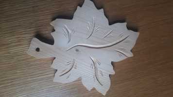 Drewniana podstawka deska liść klonu