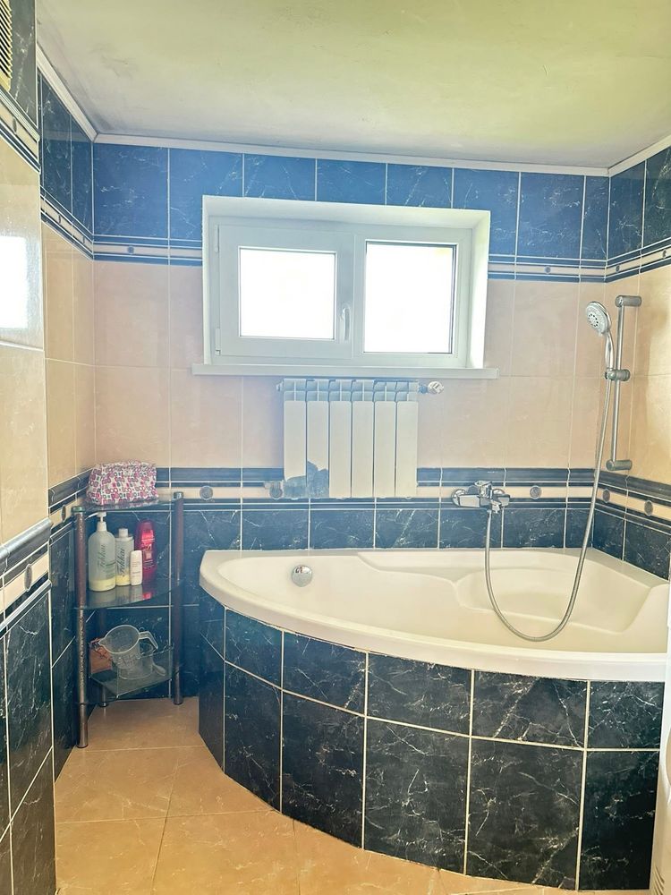 Оренда сімейного будинку біля міста — 300 м²