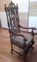 Rzeźbiony fotel z XIX wieku