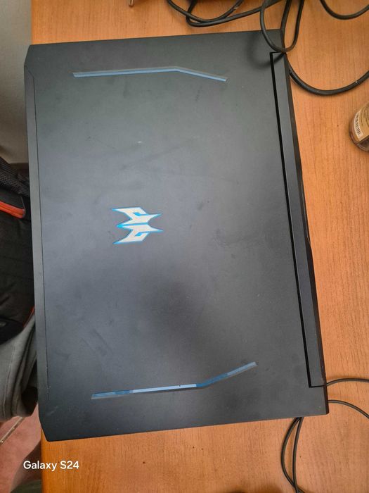 Vendo Notebook Predator tela 17" com 500 HD Valor: 350 euros.