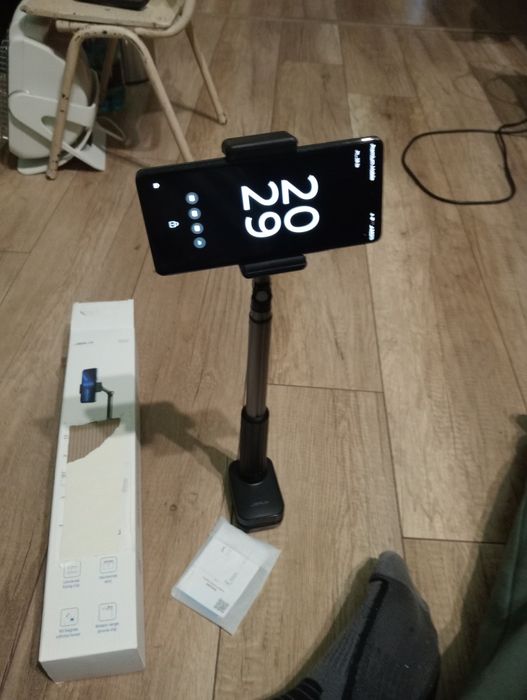 Uniwersalny stojak teleskopowy do smartfona