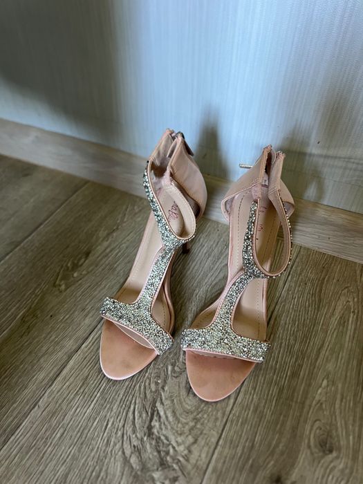 Босоножки на шпильке