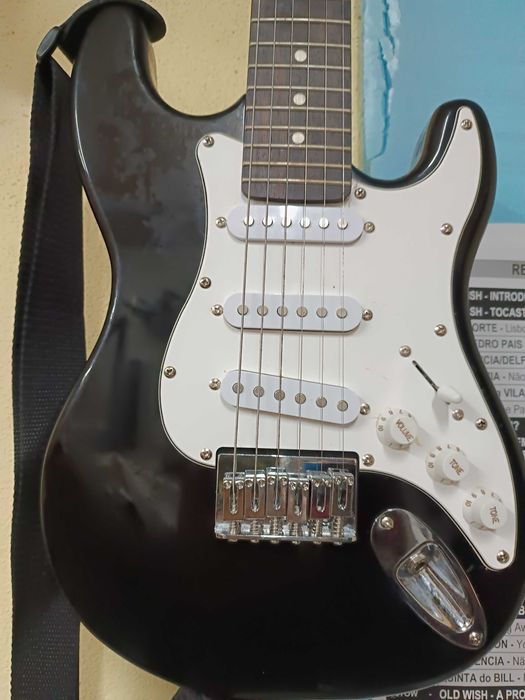 GUITARRA ROCHESTER, tipo Strato 100/% funcional