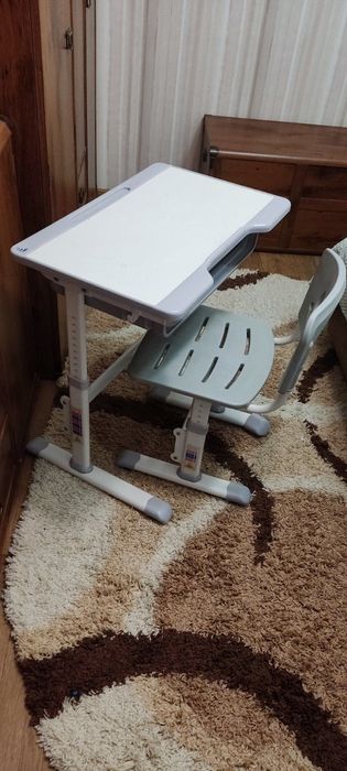 Дитяча парта і стілець
