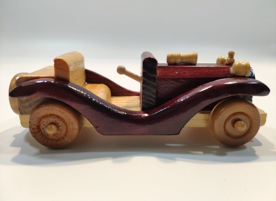 Drewniany samochodzik. Stary cabrio model D