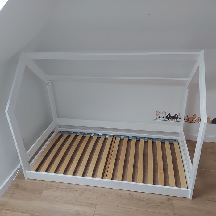 Drewniane białe łóżko dla dziecka, domek