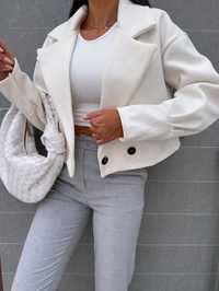 Śmietankowo biały krótki płaszcz kurtka oversize