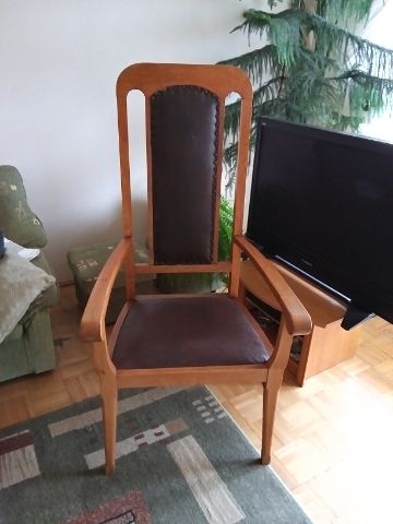 Stare, stylowe krzesło