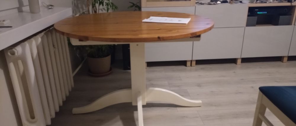 Krzesła stół okragly