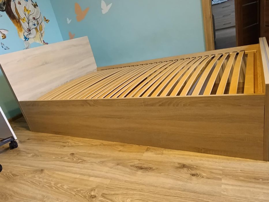 Łóżko ze stelażem pod materac 120x200