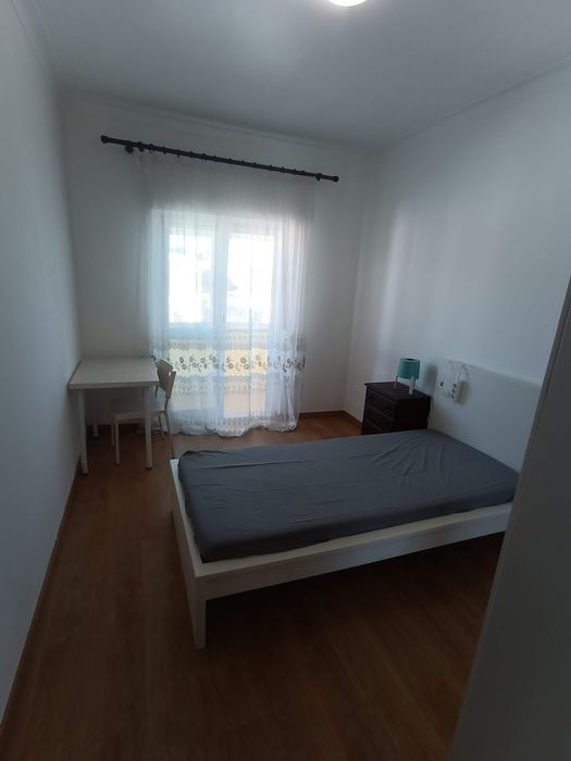 Aluga-se quarto individual