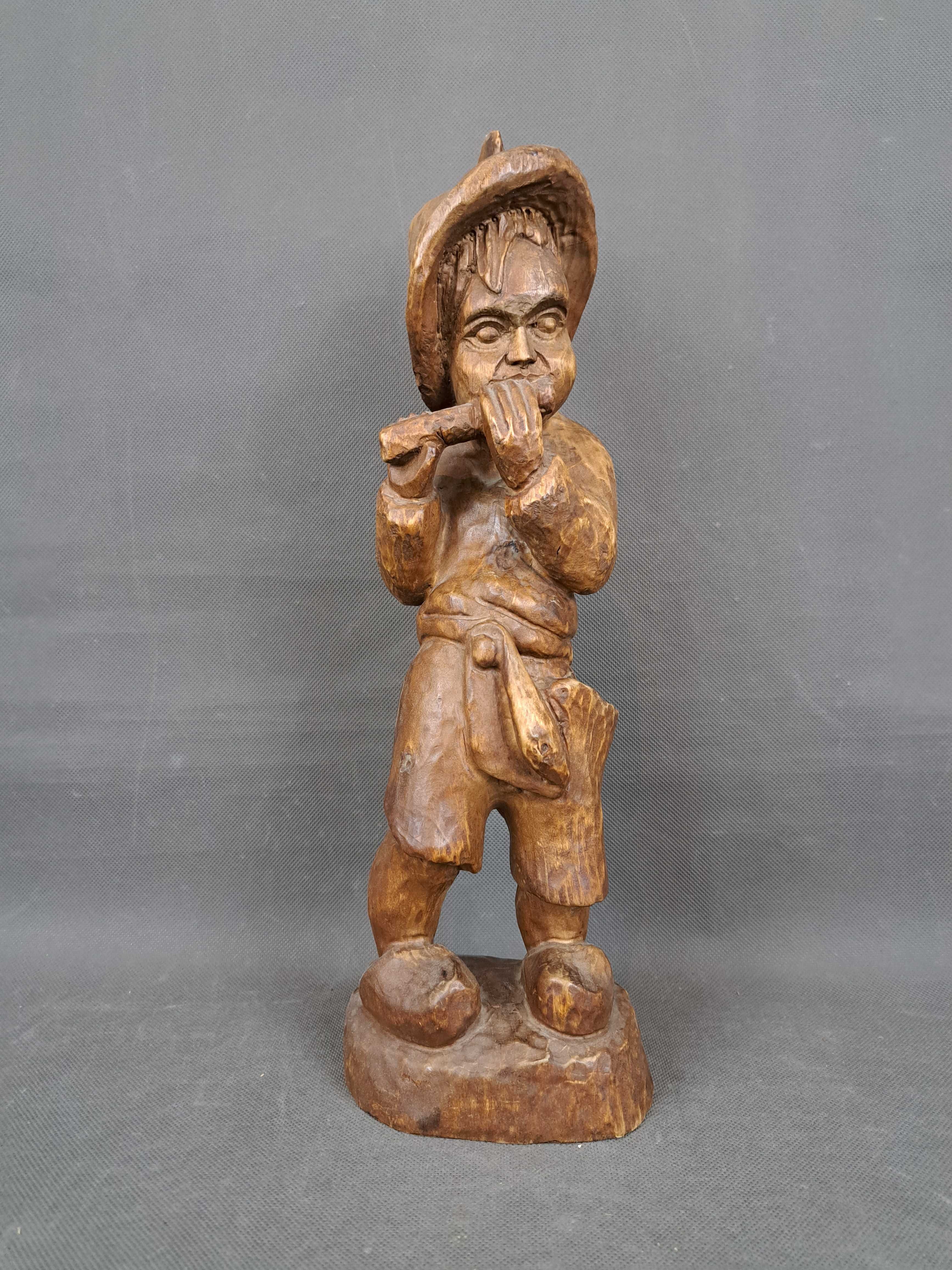 Chłopiec, rzeźba drewniana, wys. 38 cm