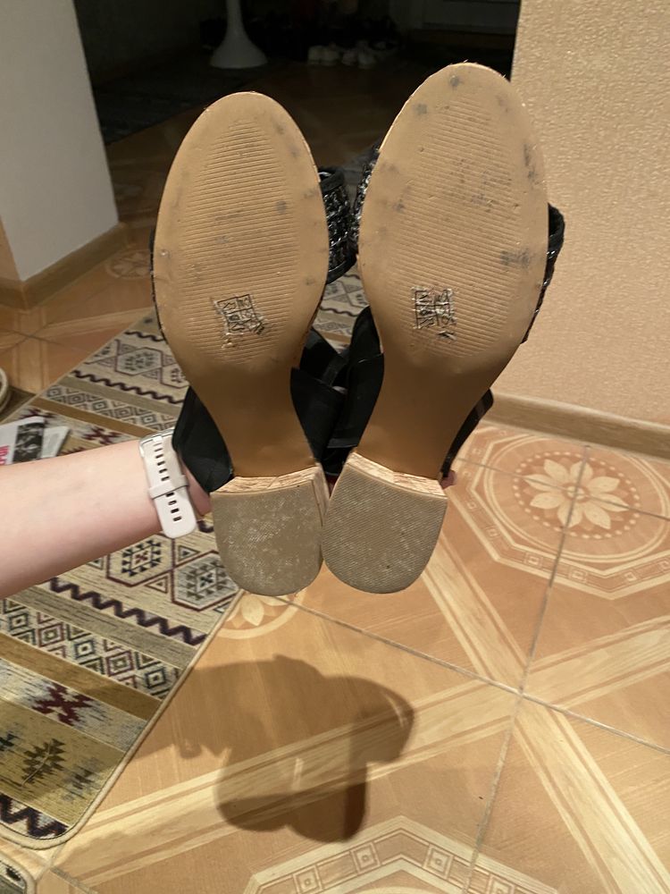 Жіночі босоніжки .