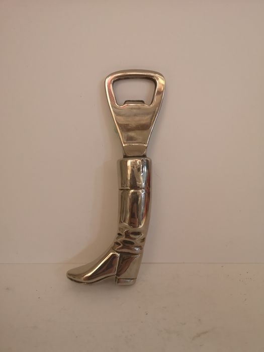 Otwieracz do butelek w kształcie buta