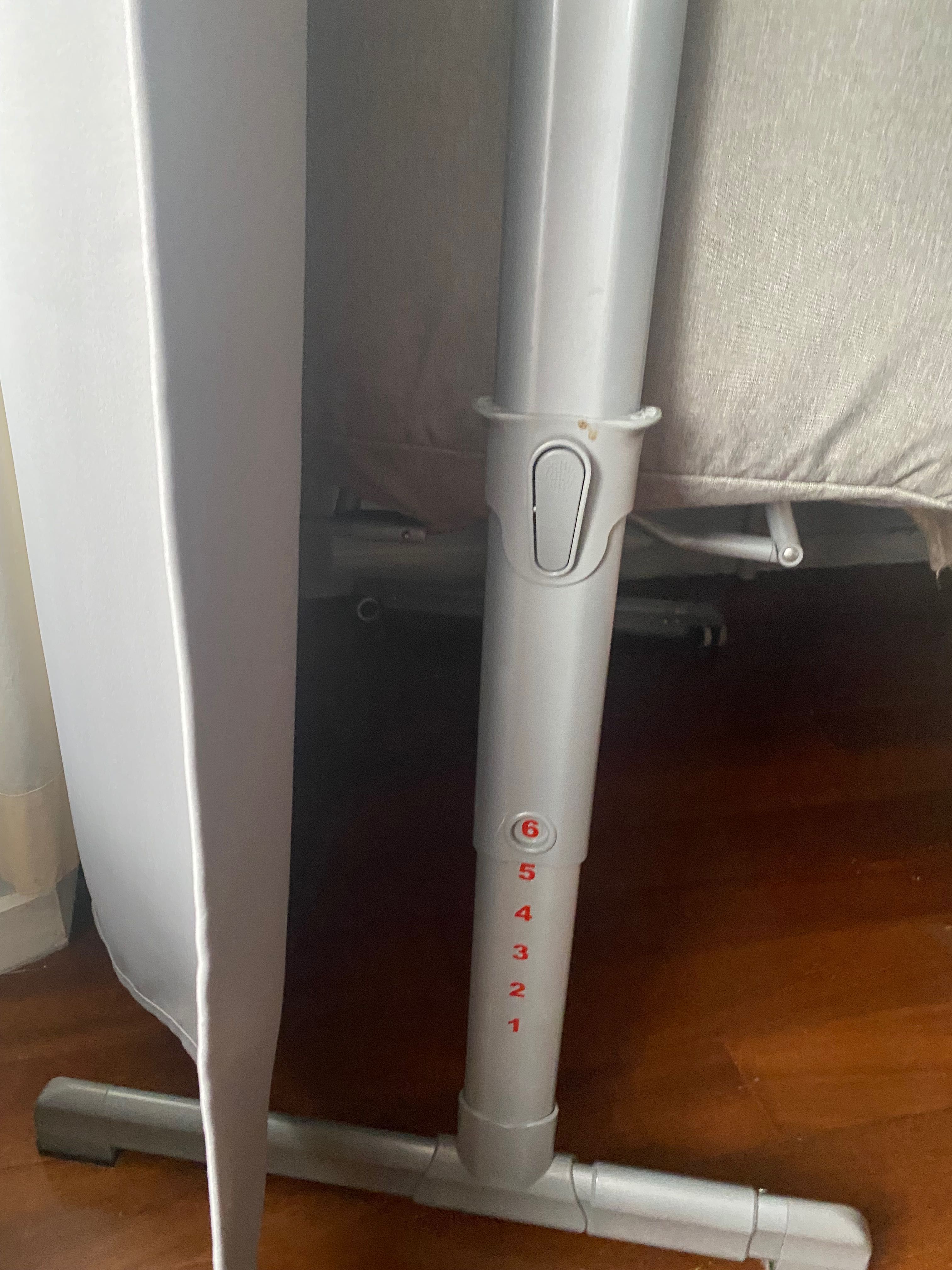 Berço que dá para regular a altura .
