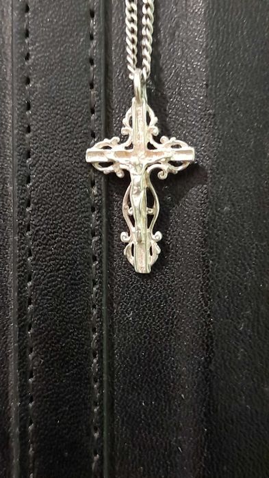 Хрестик срібний з візерунком та разпяттям, 3 см. Новий! Є проба.