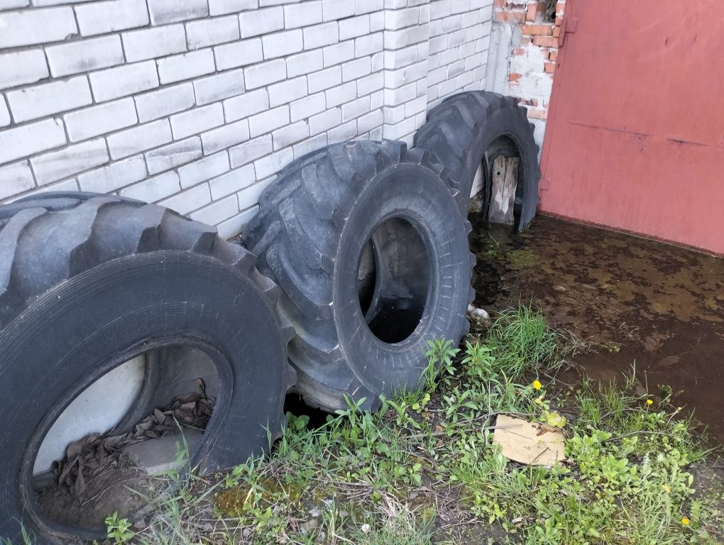 Безкоштовно шини від комбайну та трактору