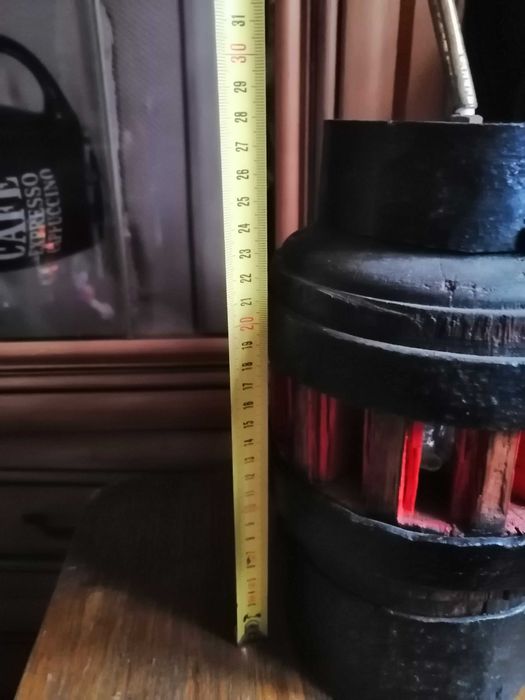 lampa na starej piascie od drewnianego kola w stylu rustykalnym