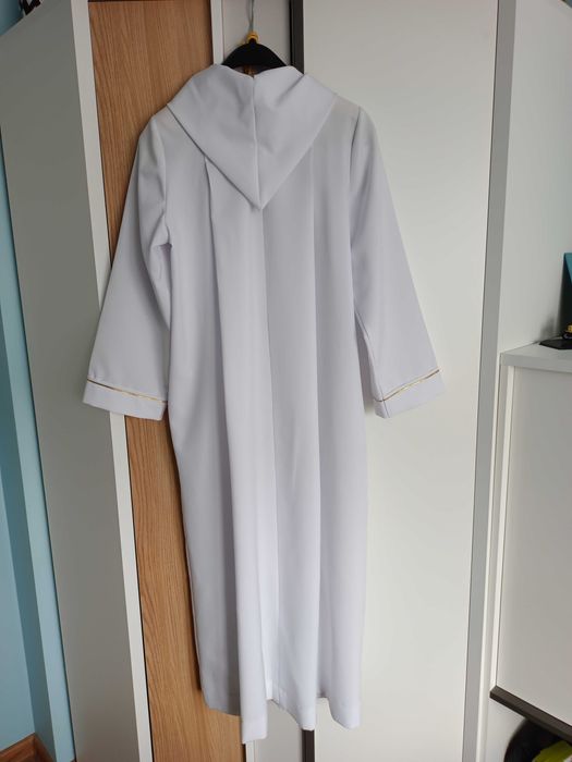 Alba chłopięca rozm. 152 z kapturem, kołnierzem i złotymi dodatkami