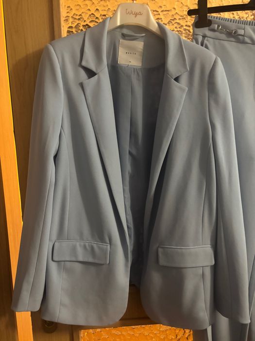 Błękitny garnitur Mohito marynarka i szerokie spodnie