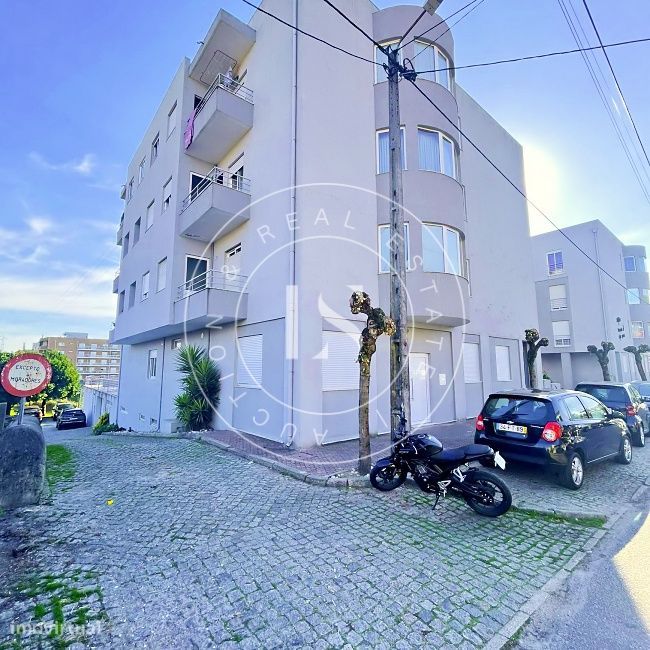 1/2 Apartamento e Garagem