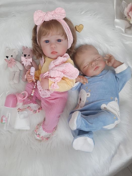 Piękna pełno winylowa lala w typie reborn