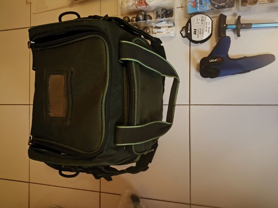 Cana de pesca completa e mala cheia de material de pesca