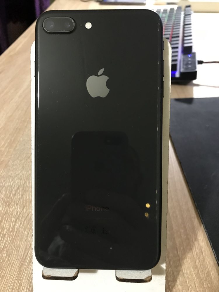 Продам iPhone 8+