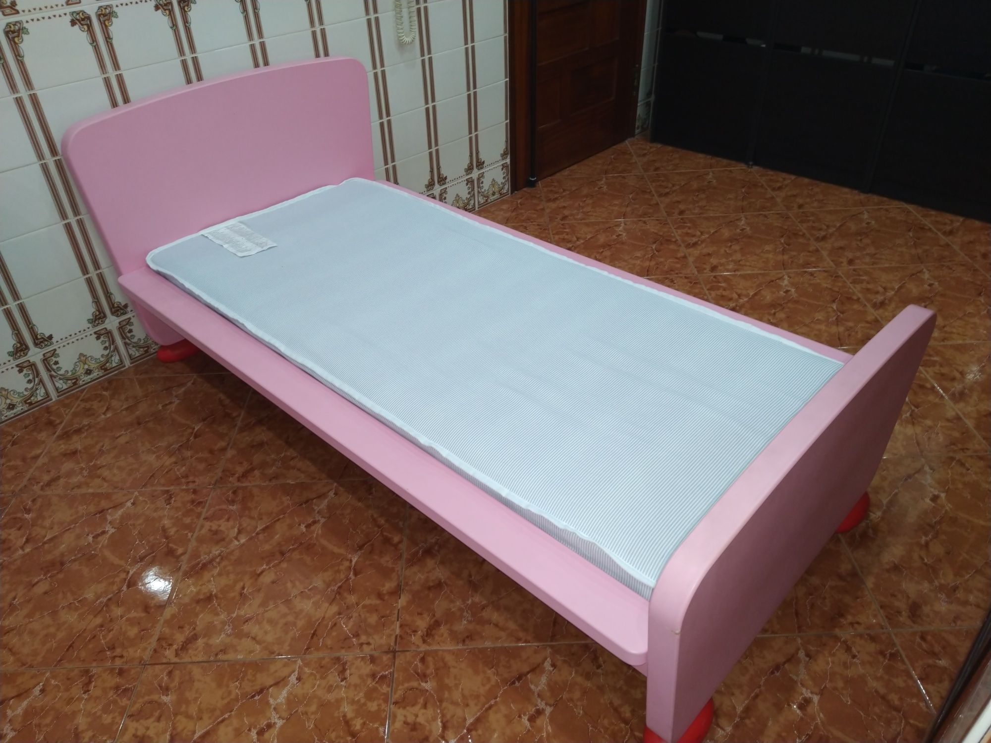 Cama para criança bebé menina casa quarto apartamento vivenda carro.