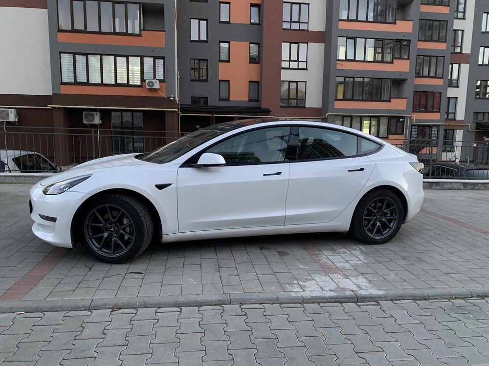 Tesla Model 3 2021 рестайл